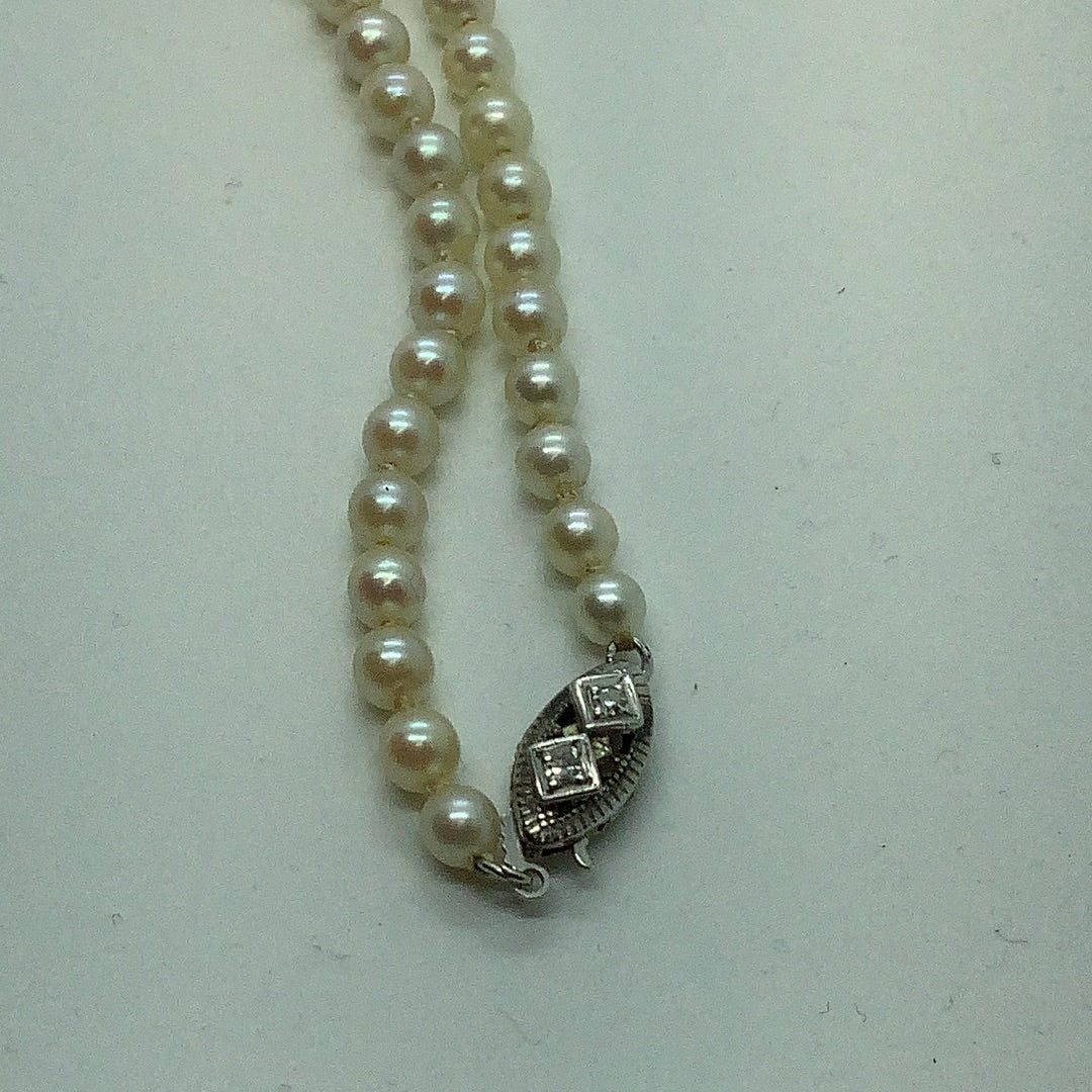 Graduated cultured pearl necklace