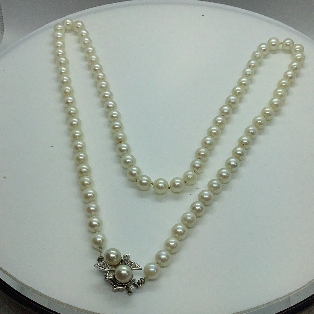 Cultured pearl necklace