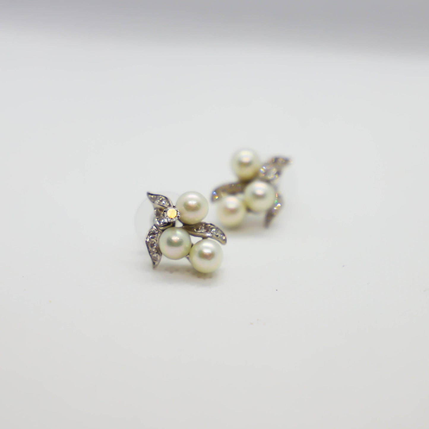 White gold pearl and diamond earring
