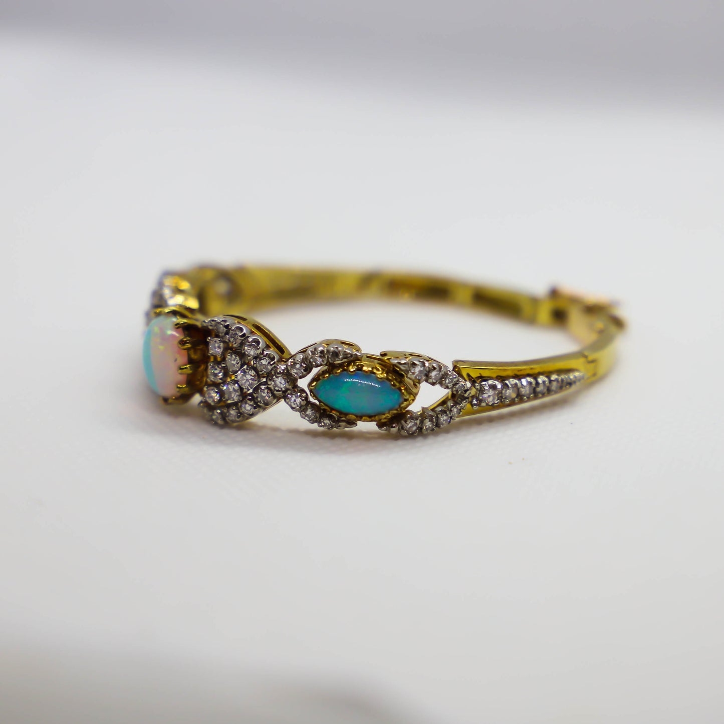 Yellow gold opal bracelet