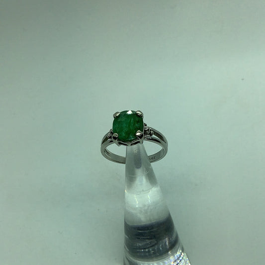 Emerald fashion ring