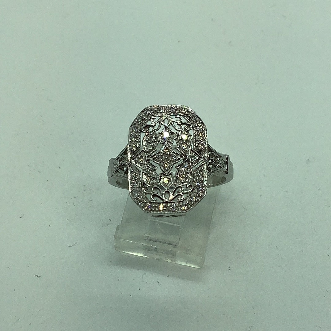 Antique style diamond ring 18 ktwg