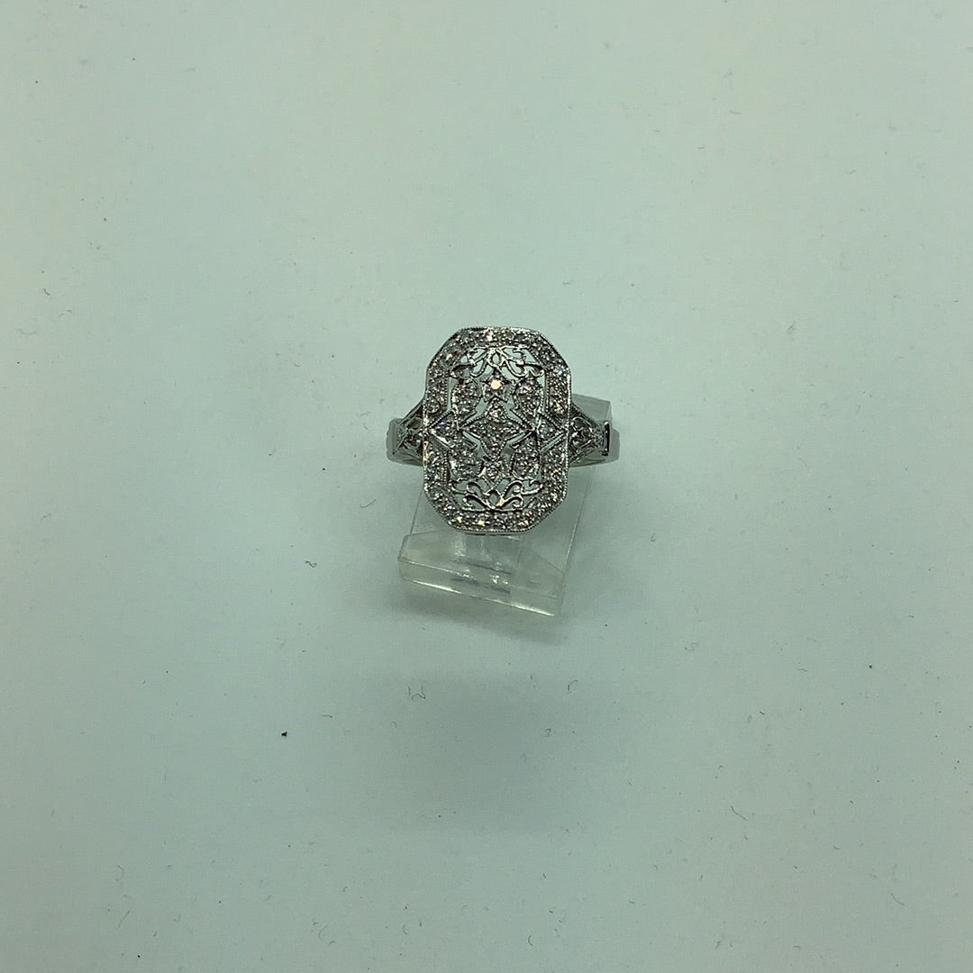 Antique style diamond ring 18 ktwg