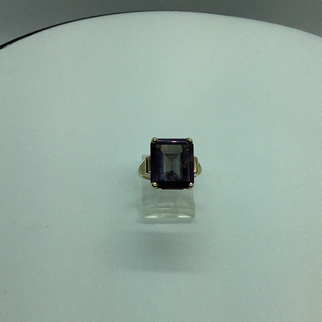 Color changing synthetic sapphire ring