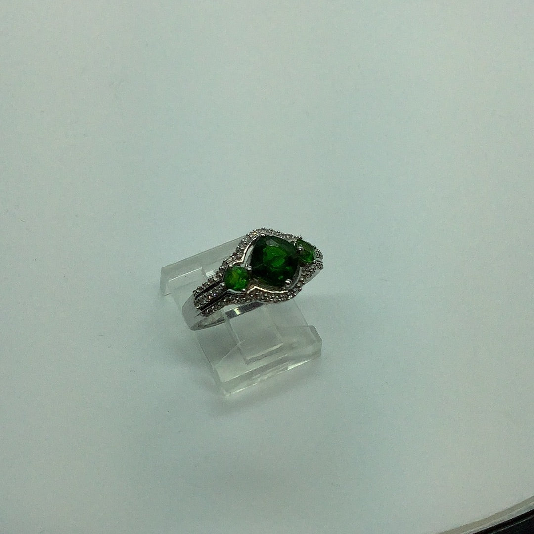 Green chrome diopside and diamond ring
