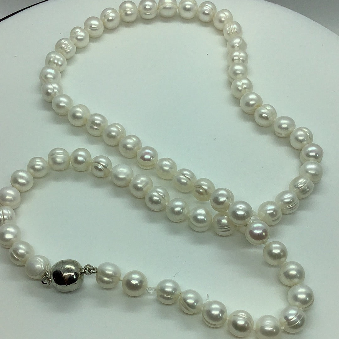 Freshwater white pearl necklace