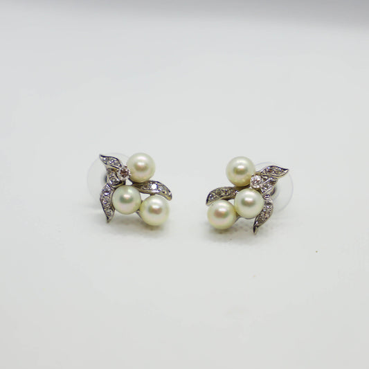 White gold pearl and diamond earring