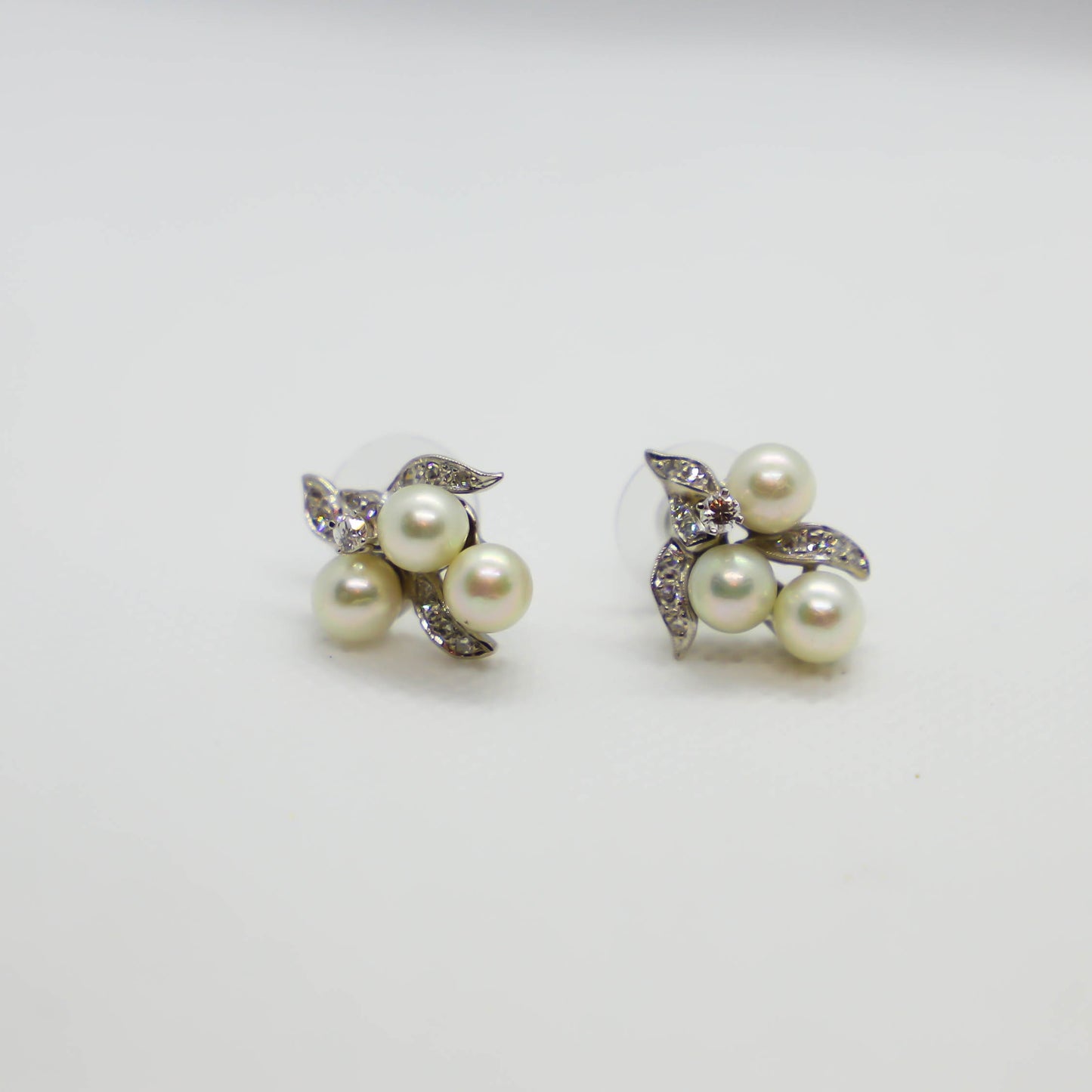 White gold pearl and diamond earring